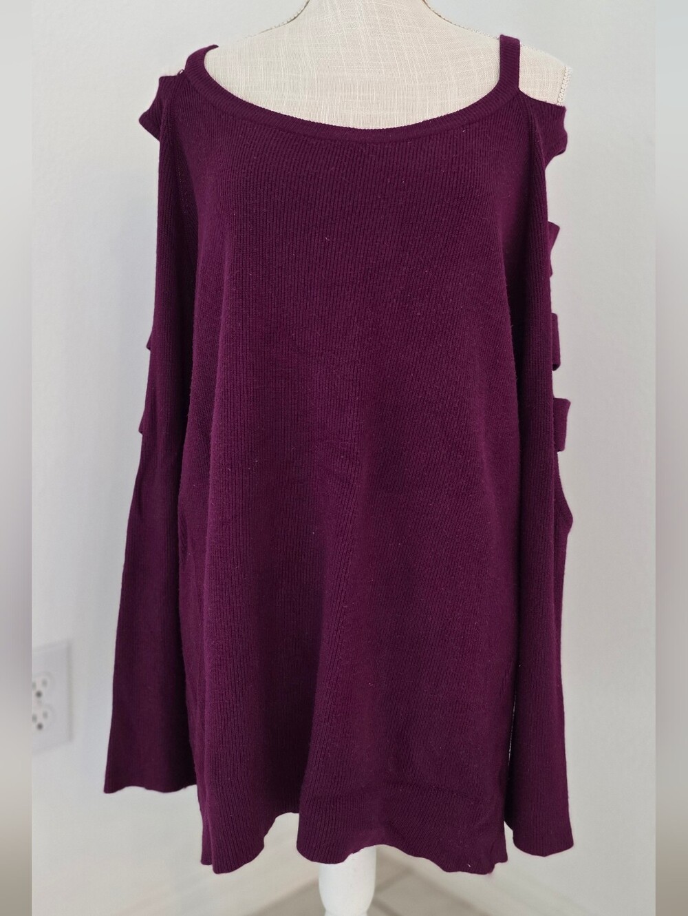 Medium Cold-Shoulder Ribbed Knit Sweater in Deep Plum By Umgee